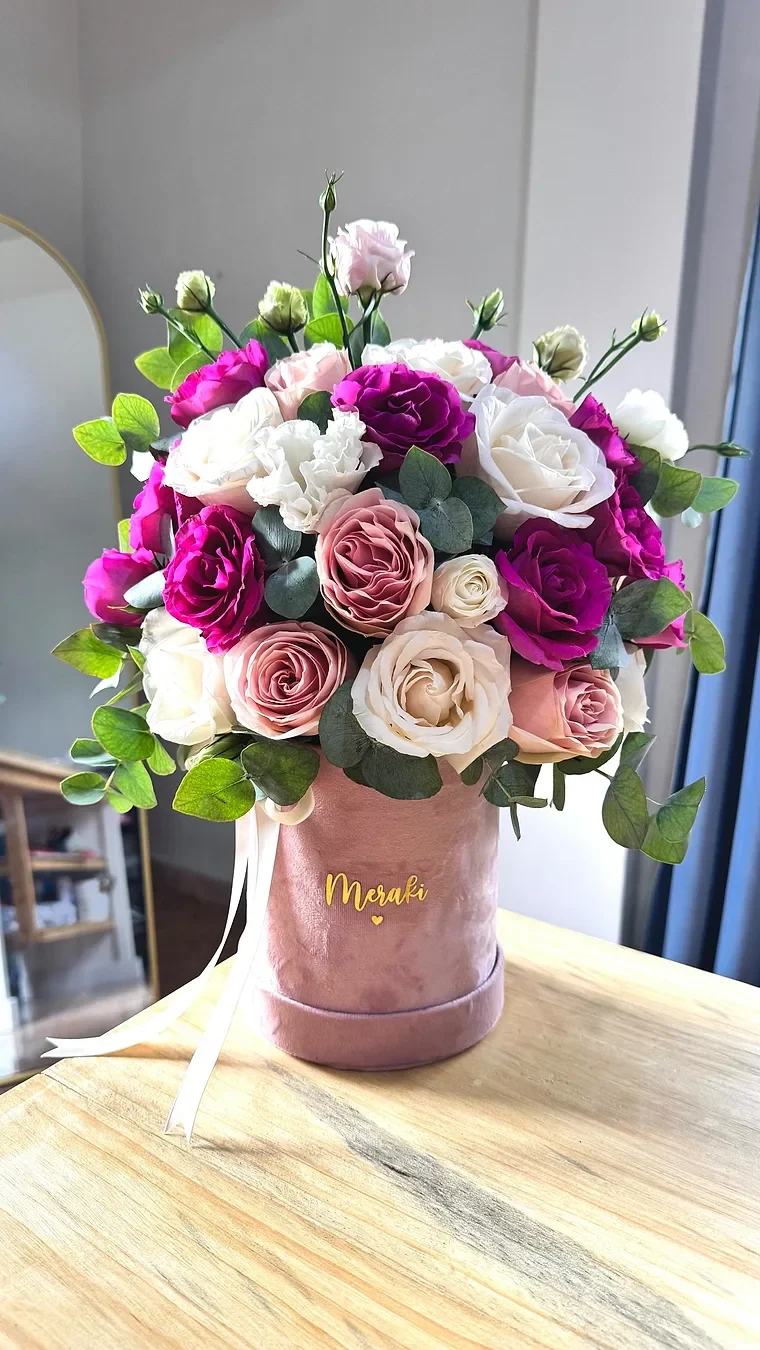 Arreglo de flores en caja de terciopelo