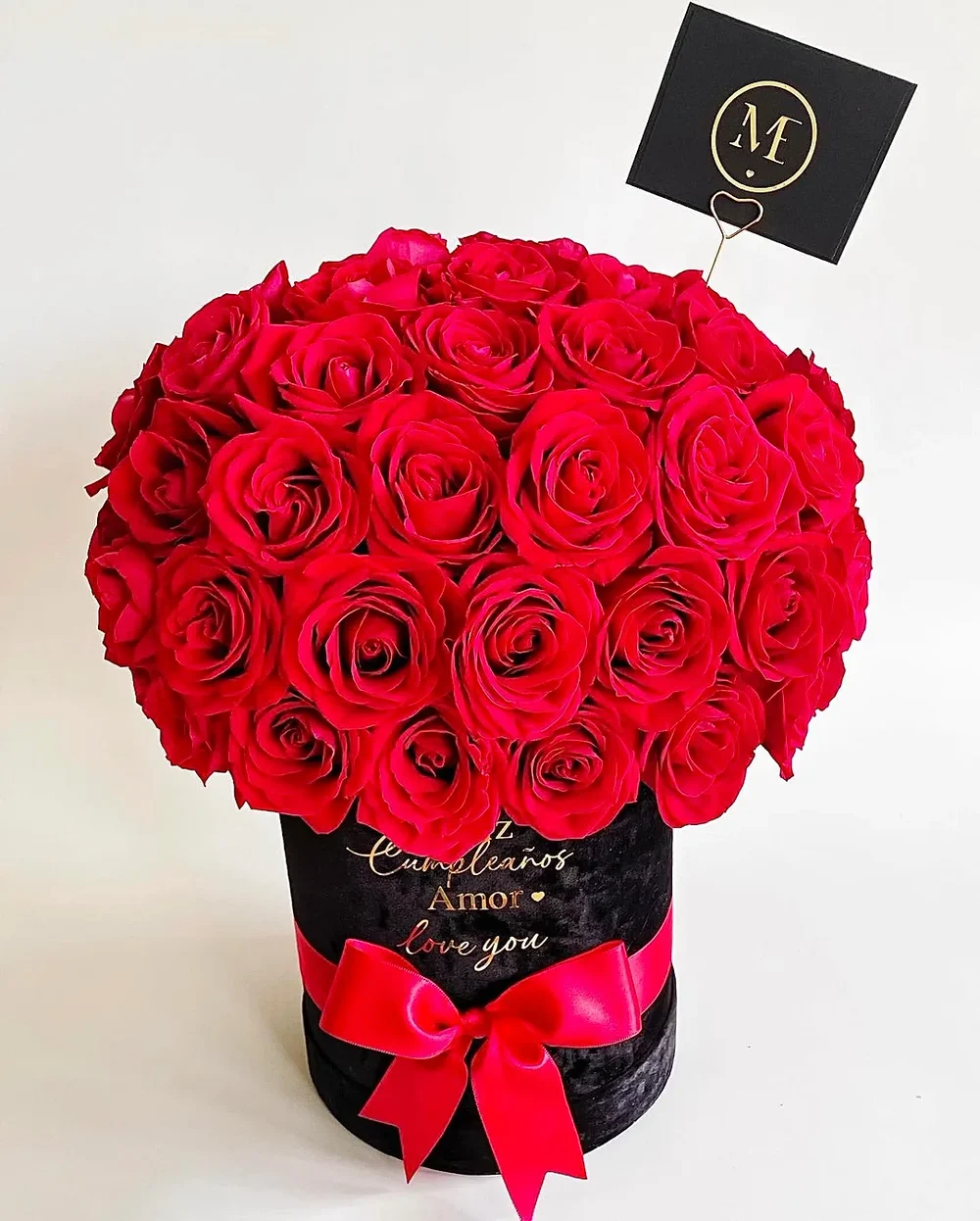 Caja de rosas rojas con la palabra Cumpleaños